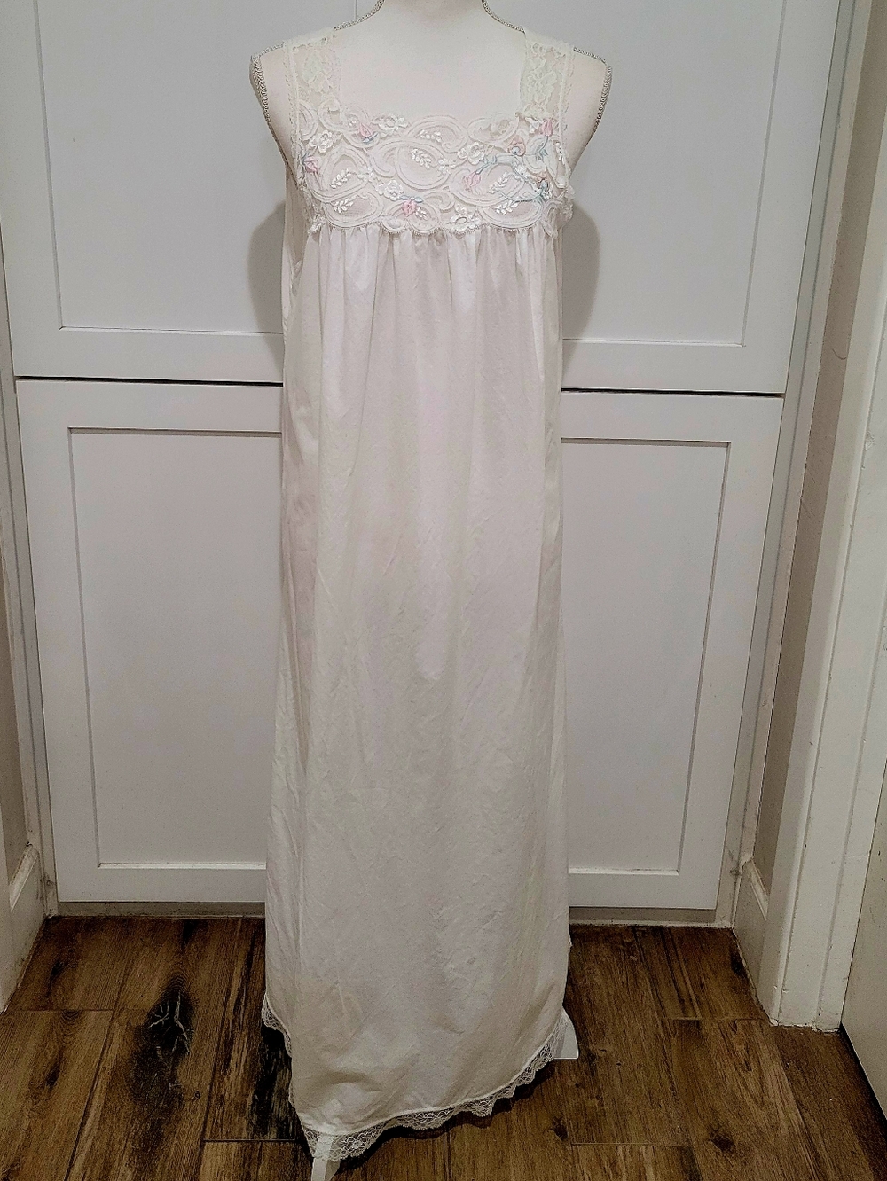 VTG Eve Stillman White Cotton Nightgown w/Pink Embroidered Roses | Large